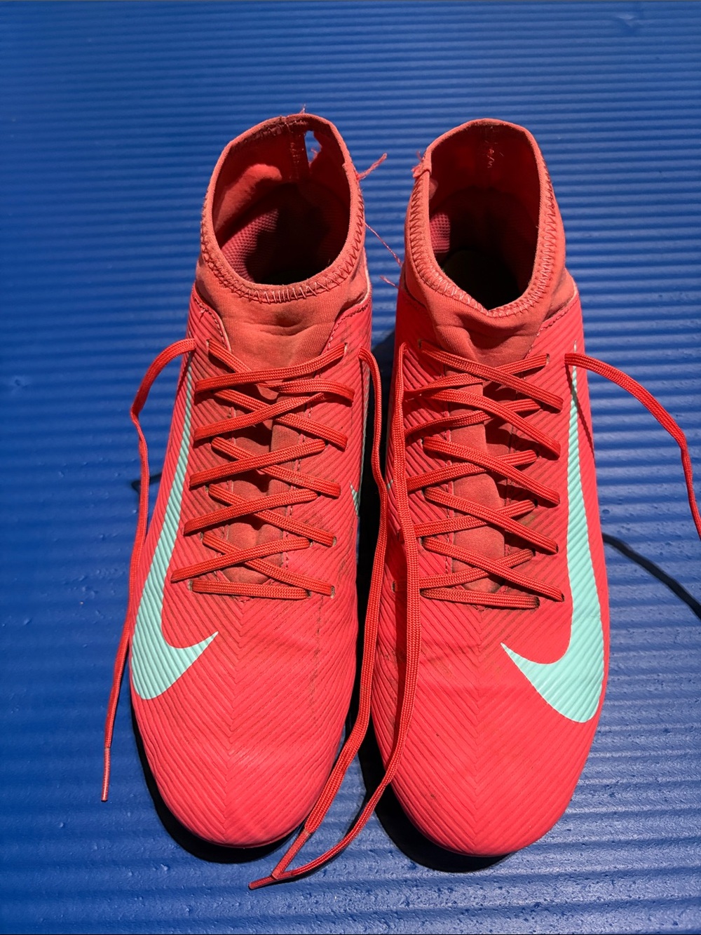 Nike Men’s Red Athletic Cleats with Mint Swoosh